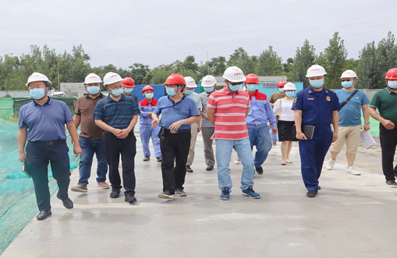 彭州市政协党组成员程勇率市住建局等相关单位领导视察我司2500吨新型杂环高性能塑料项目