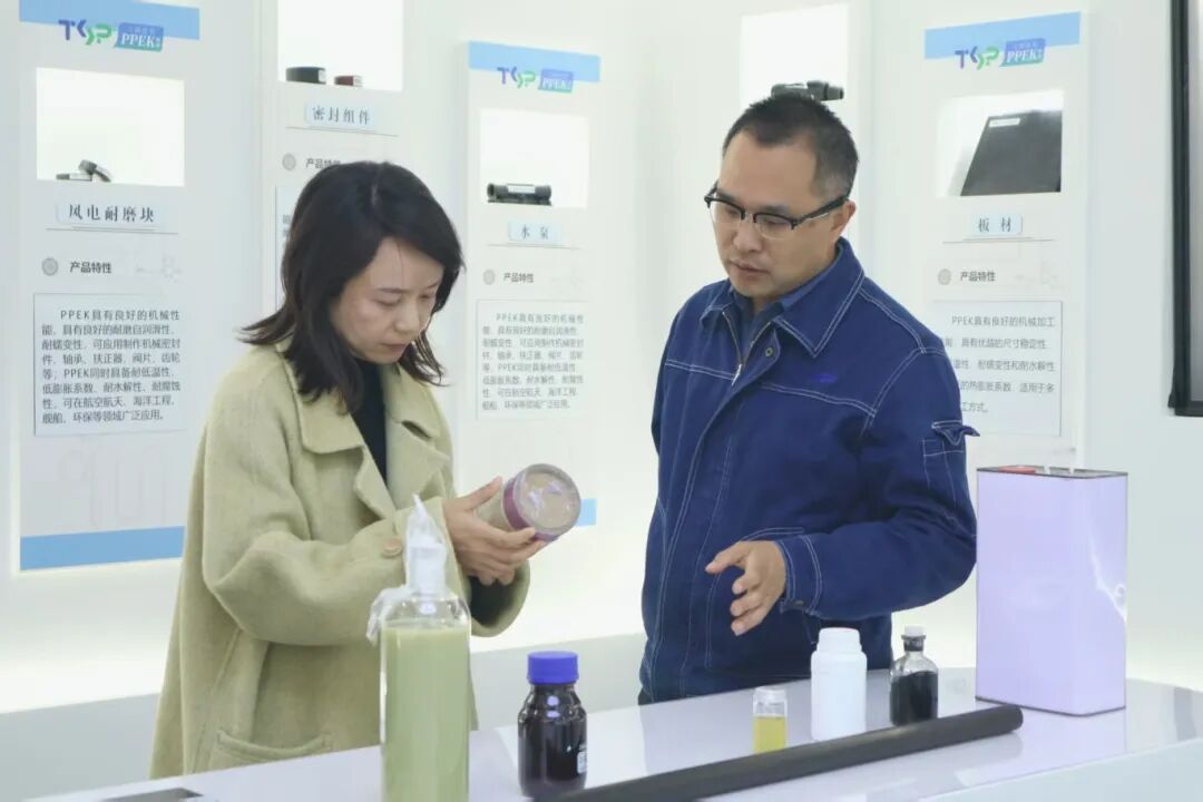 成都新材料产业功能园区管委会副主任刘倩一行调研公司